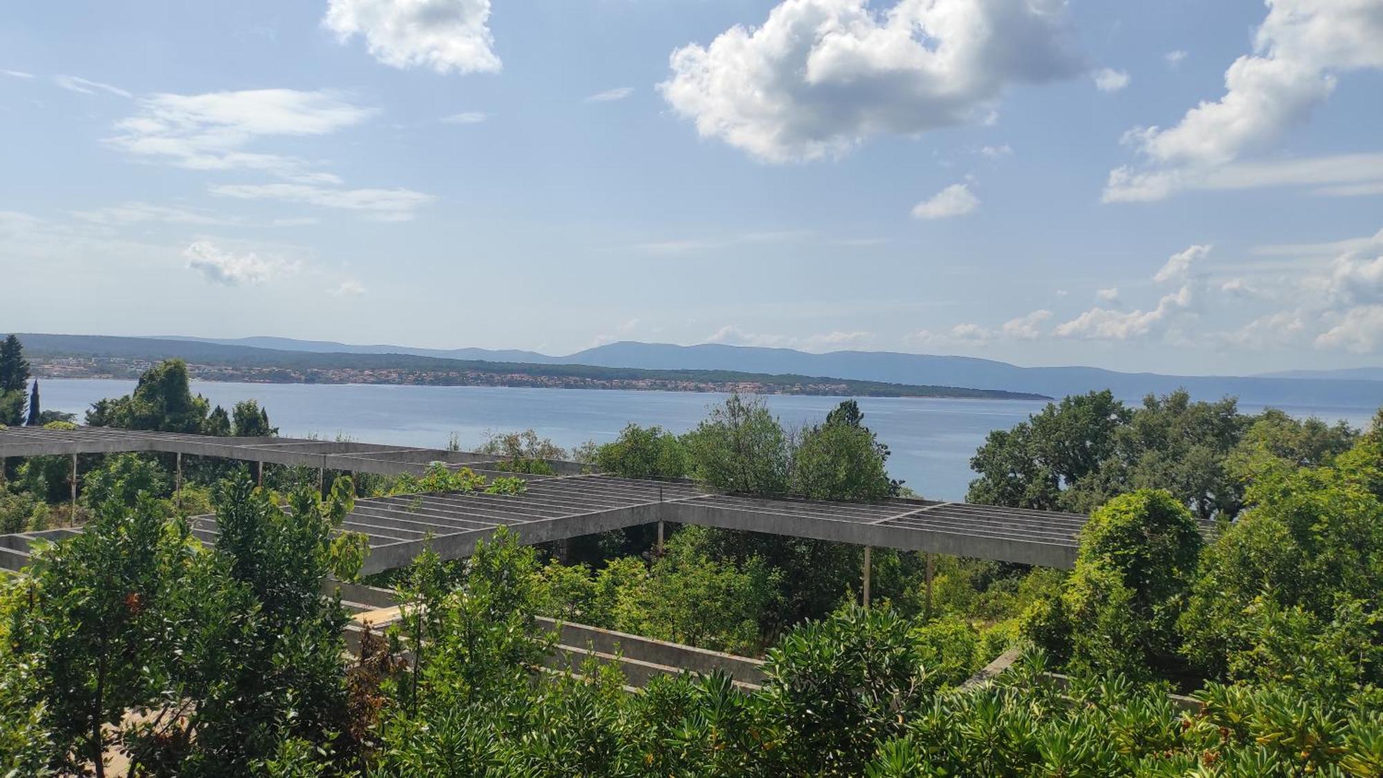 Haludovo Virtual Ruin Hotel Bungaloos Apartments And Camping, International Cooperation And Assistance For Rebirth Baracska Екстер'єр фото