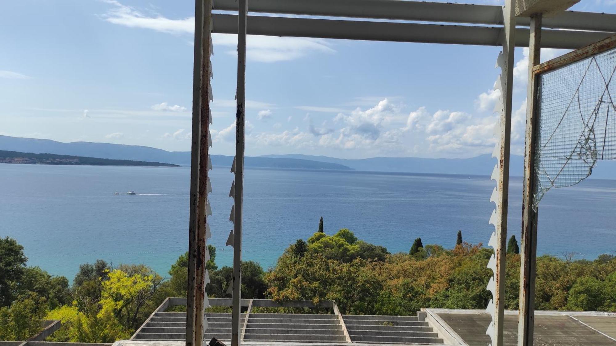 Haludovo Virtual Ruin Hotel Bungaloos Apartments And Camping, International Cooperation And Assistance For Rebirth Baracska Екстер'єр фото