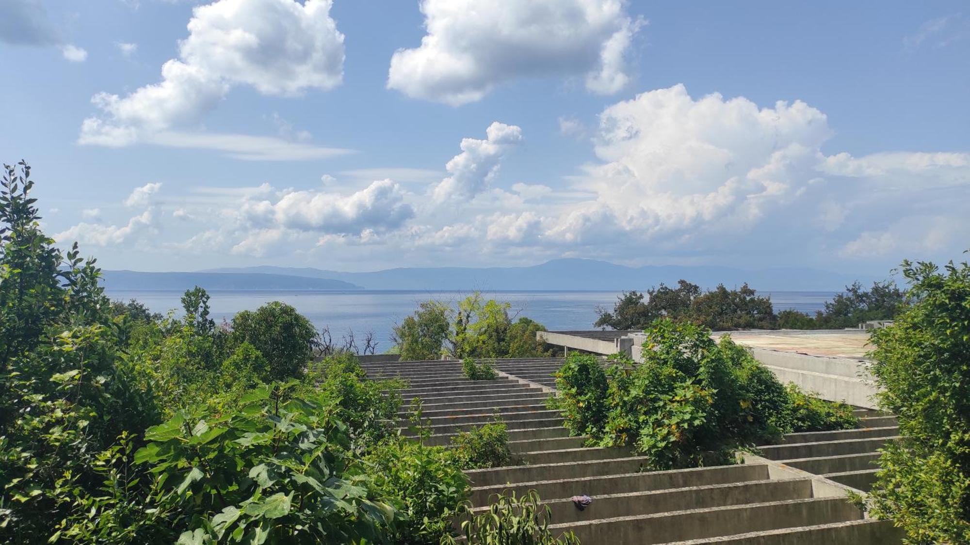 Haludovo Virtual Ruin Hotel Bungaloos Apartments And Camping, International Cooperation And Assistance For Rebirth Baracska Екстер'єр фото